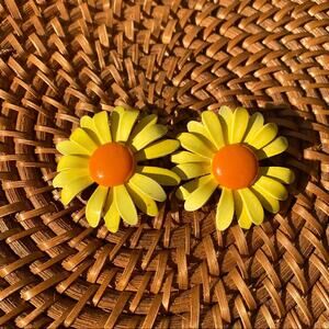 VINTAGE Daisy Clip on 70’s Retro Flower Earrings